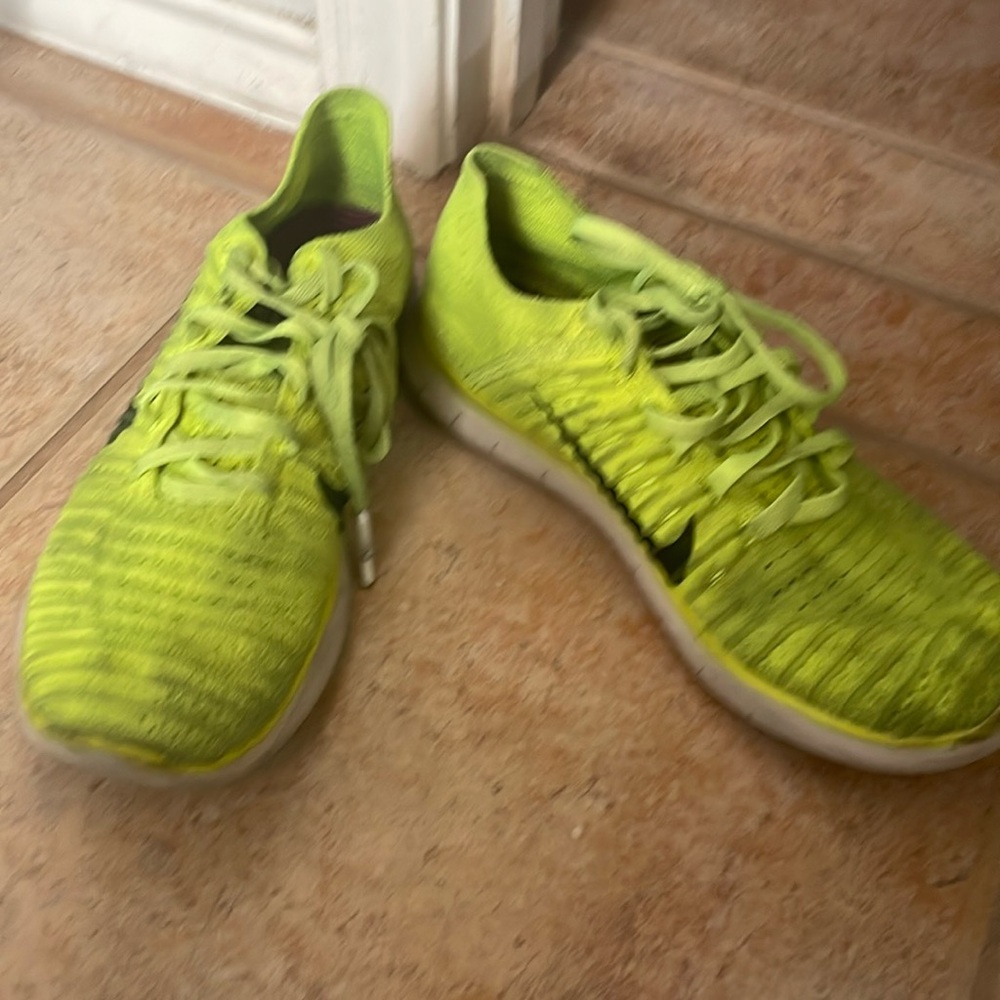 Nike Frees volt 7.5 women’s